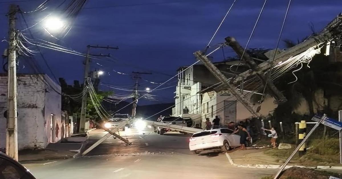 Carro desgovernado derruba dois postes e deixa bairro sem energia em Jequié