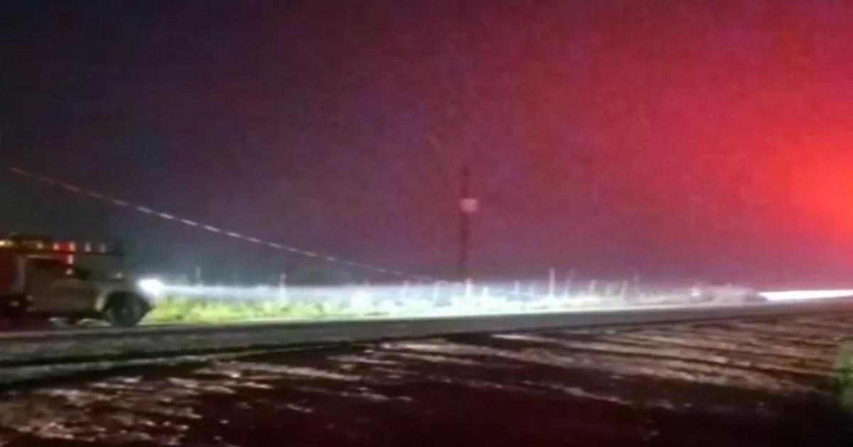 Homem é assassinado a tiros e colide carro com poste na BR-330, em Ipiaú