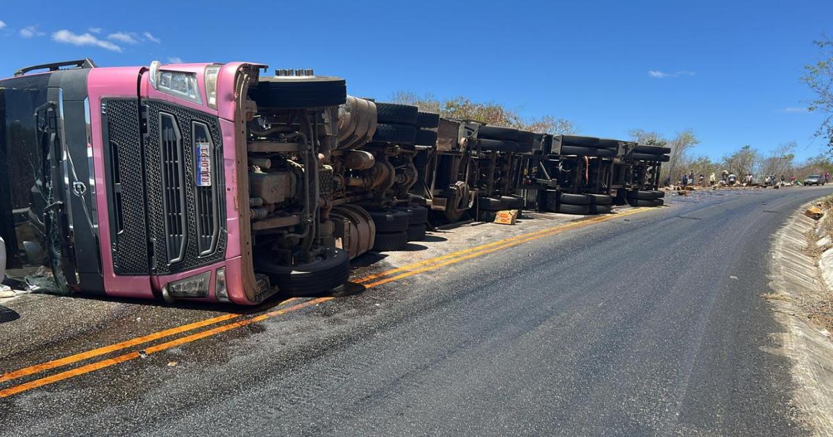 Carreta carregada com óleo de soja tomba na BA-026 entre Maracás e Pé de Serra