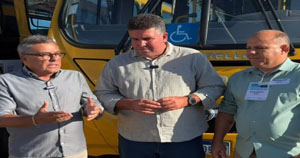 Maracás | Patrick Lopes ao lado do prefeito Nelson Portela participou da entrega de novos ônibus escolares em Salvador