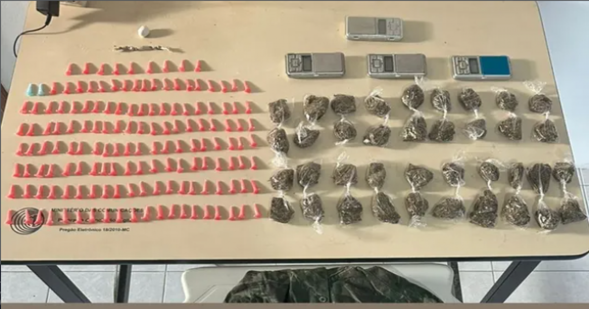 PM apreende drogas e balanças durante rondas na Rua Santa Bárbara