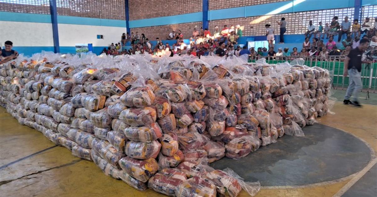 Prefeitura de Jitaúna entrega 3 mil cestas natalinas a população