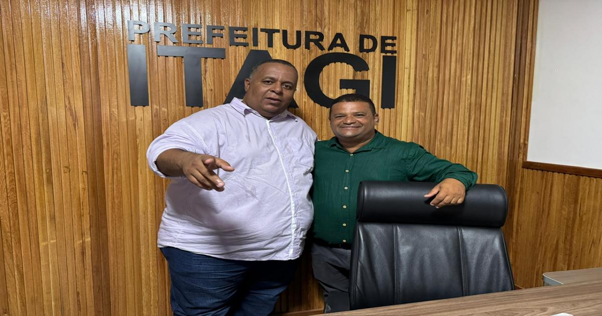 Vereador Gielton Bispo celebra nova sede da Prefeitura de Itagi ao lado do Prefeito Saulo.