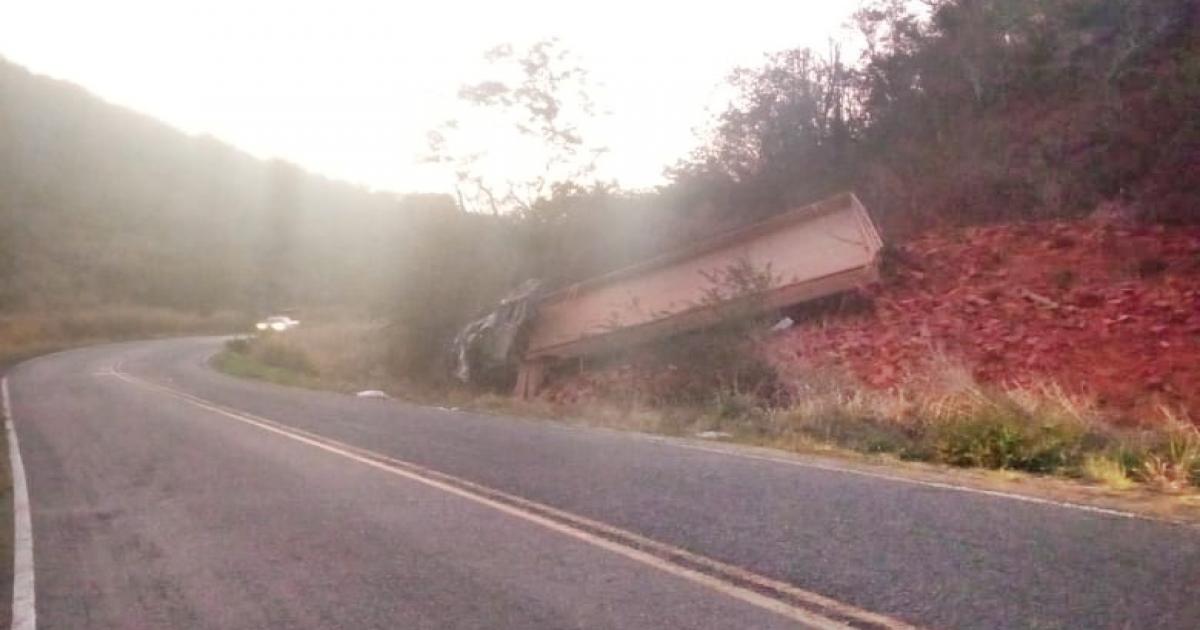 Caminhão carregado de blocos bate em barranco na BR-330