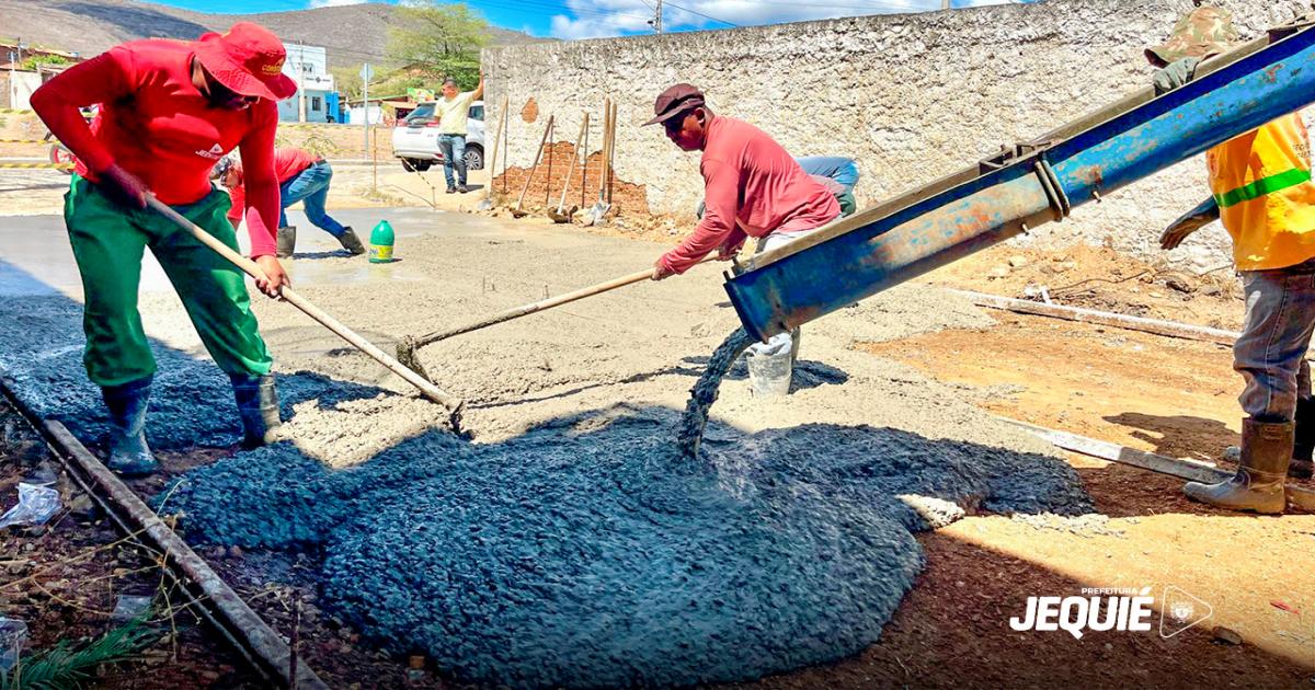 Prefeitura de Jequié segue com programa de modernização urbana e obras de pavimentação chegam a novas ruas do KM 3
