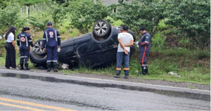 Veículo com condutor de Jitaúna capota próximo a Ipiaú após colidir com caminhão na BR-330