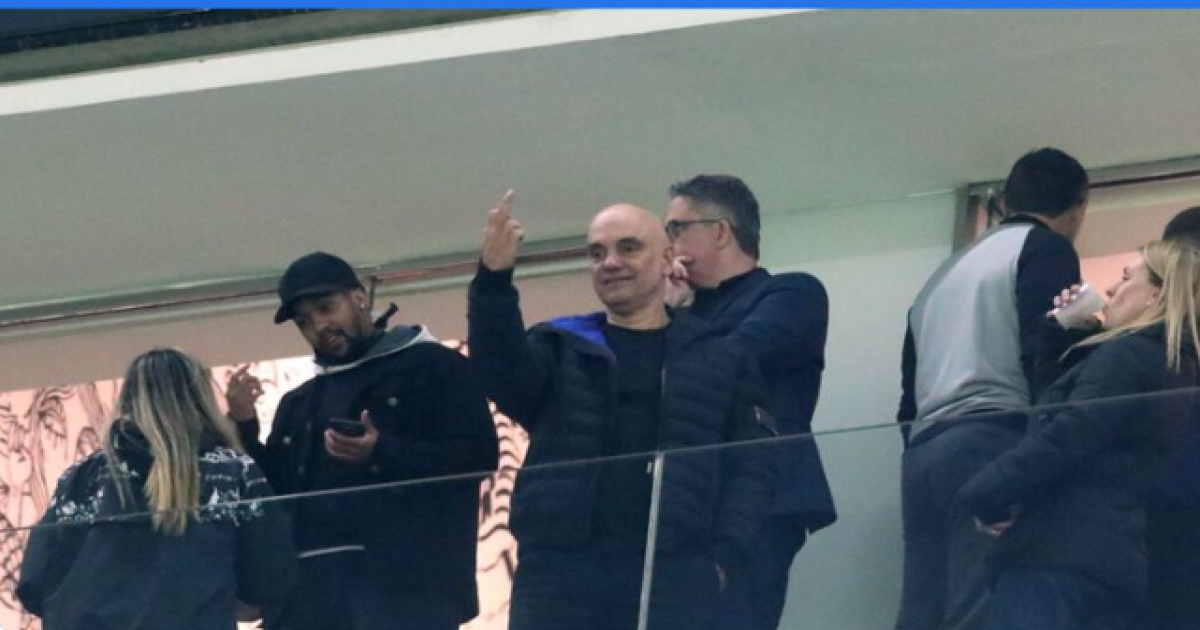 Alexandre de Moraes vai a jogo do Corinthians e faz gesto obsceno no dia em que é alvo de sanção dos EUA