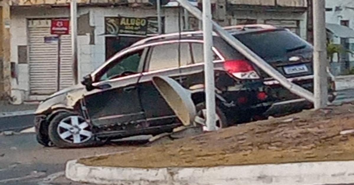 Carro colide com poste e danifica semáforo no centro de Jequié