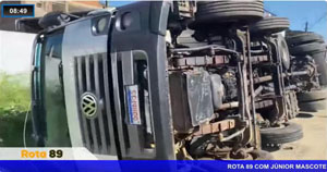 Caminhão carregado com manga tombou no bairro Cidade Nova