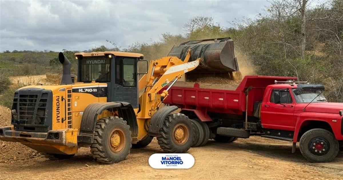 Com mais de 600 quilômetros de estradas já recuperadas, Prefeitura de Manoel Vitorino acelera obras em novas localidades