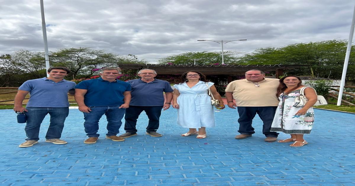 Leur Lomanto Jr. fortalece parceria com prefeito de Itaetê ao entregar obras no município ao lado do deputado Sandro Régis