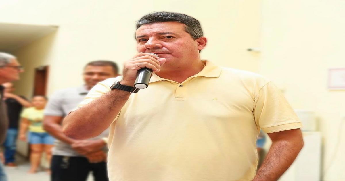 Prefeito de São Domingos utiliza bens públicos para promoção pessoal