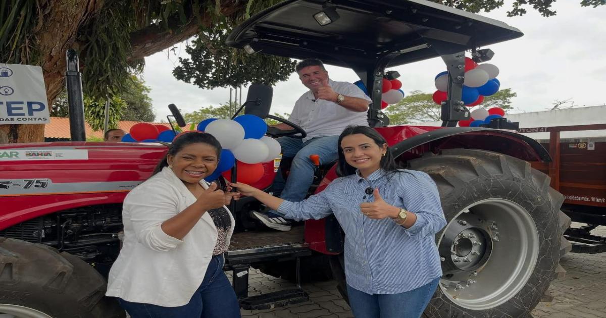 Deputado Patrick Lopes entrega trator agrícola ao CETEP de Ipiaú