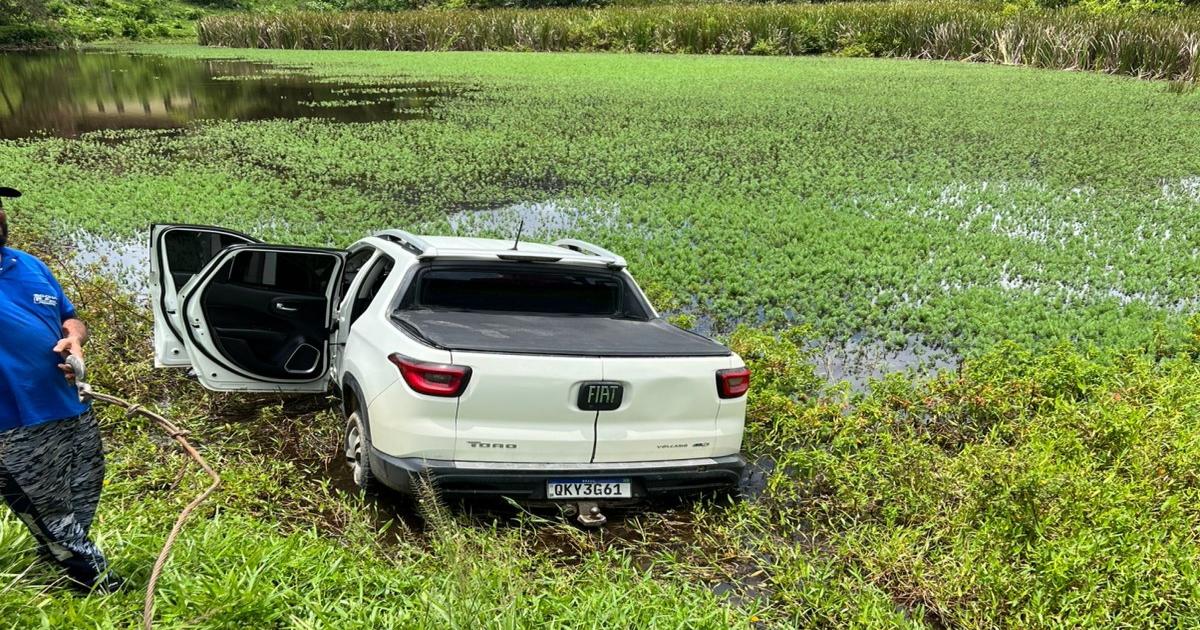 Carro Cai em Lagoa Após Condutor Desviar de Animal na BA-120  Notícias Católicas