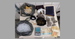 Polícia l homem é detido com drogas e dinheiro em boca de fumo no residencial Beira Rio