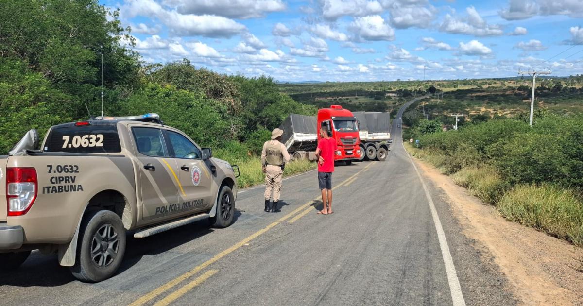 Carreta carregada de soja fecha em L e deixa a pista bloqueada na BA 026