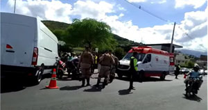 Acidente na Avenida Lomanto Junior deixou uma pessoa gravemente ferida