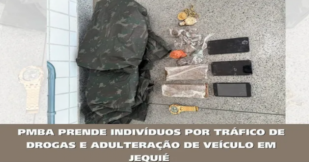 Dupla é presa com drogas, roupas camufladas e motocicleta em Jequié