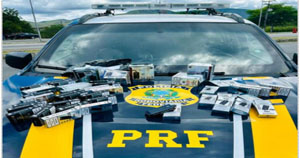 PRF apreende crack, cigarros eletrônicos e celulares em ônibus interestadual na BR-116, em Jequié