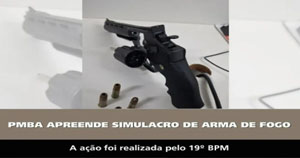Indivíduos foram detidos durante a madrugada em veículo com som alto e portando arma de fogo
