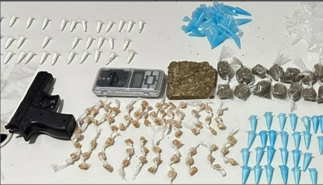 Homem é preso por tráfico de drogas e posse de simulacro de arma de fogo em Nova Itarana Homem é preso por tráfico de drogas e posse de simulacro de arma de fogo em Nova Itarana