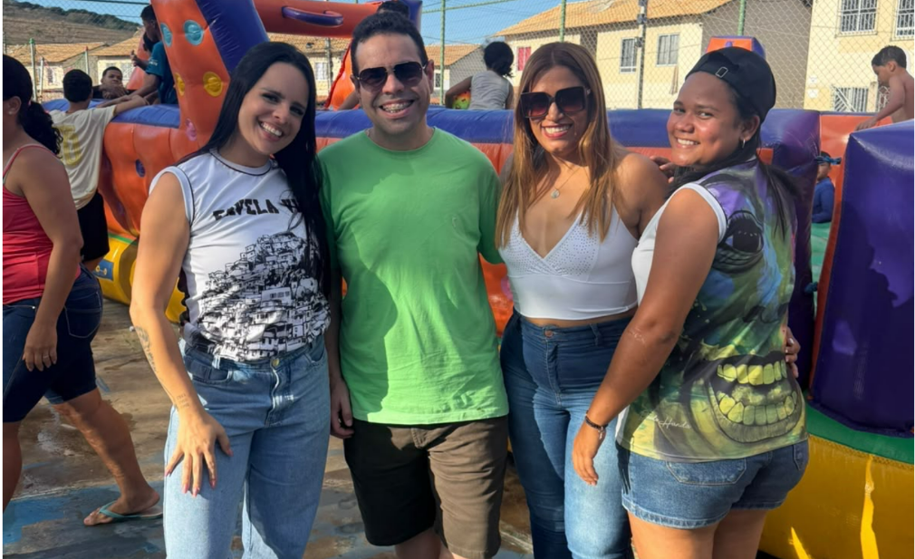 Empresário Hesllei Leon prestigia ação social do Dia das Crianças na Baixa do Bonfim, em Jequié Empresário Hesllei Leon prestigia ação social do Dia das Crianças na Baixa do Bonfim, em Jequié