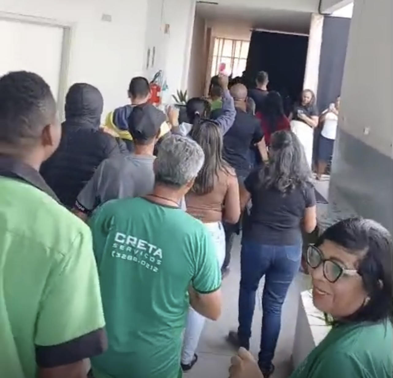 Funcionários da UESB paralisam atividades nos três campi por falta de pagamento de salários Funcionários da UESB paralisam atividades nos três campi por falta de pagamento de salários