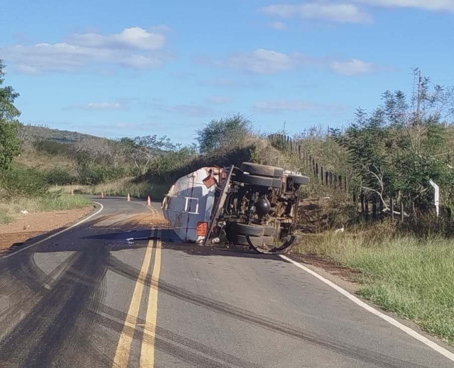 Caminhão carregado com combustível tomba na BR-330, em Maracás