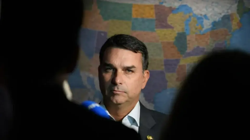 Flávio Bolsonaro: Eu tenho um desafio! Eu quero Vorcaro sentado naquela CPMI