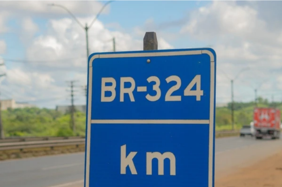 Motociclista morre após colisão traseira na BR-324, em Feira de Santana