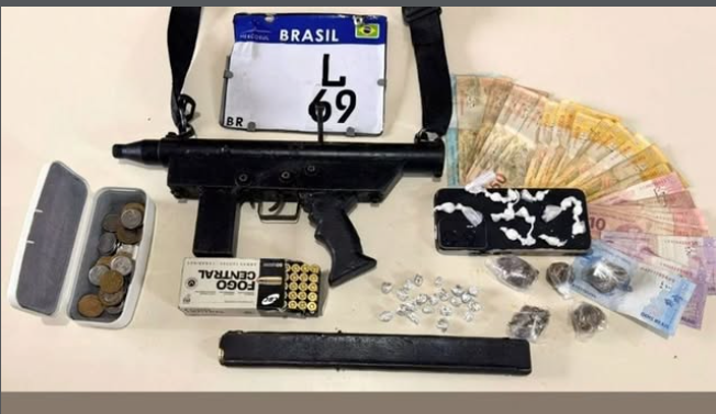 PM apreende submetralhadora artesanal, drogas e munições na zona rural de Ibirataia PM apreende submetralhadora artesanal, drogas e munições na zona rural de Ibirataia