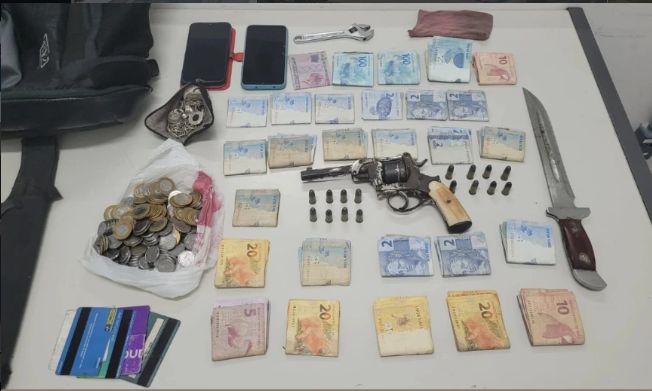 Dupla é abordada com arma, dinheiro e materiais suspeitos no Centro de Jequié