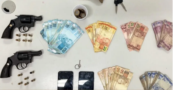 PM prende dupla armada e recupera mais de R$ 6 mil após roubo ao Supermercado Portugal