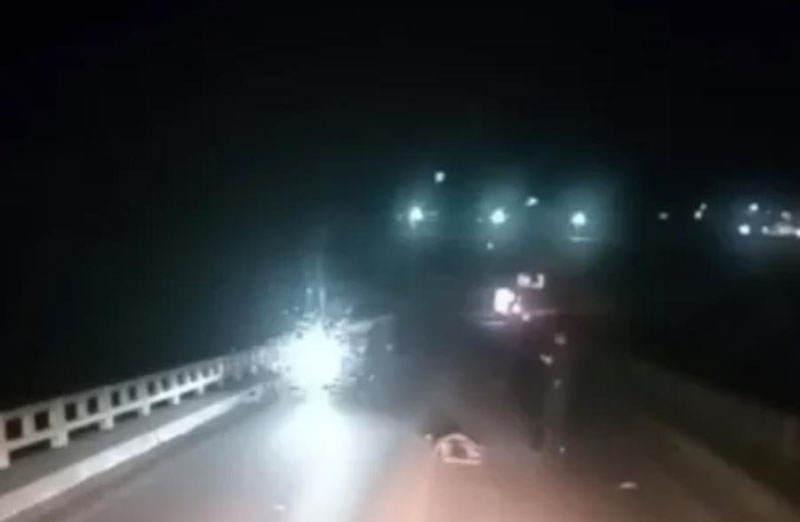 Mulher de 22 anos morre ao cair de ambulância em movimento Mulher de 22 anos morre ao cair de ambulância em movimento