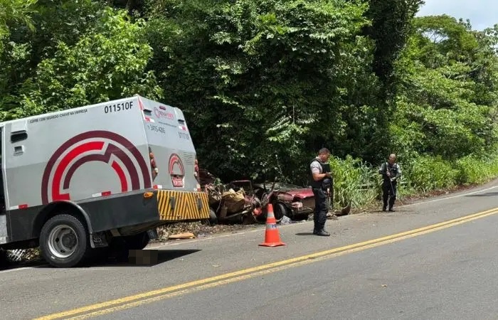 Colisão frontal na BR-101 deixa três mortos em Aurelino Leal Colisão frontal na BR-101 deixa três mortos em Aurelino Leal