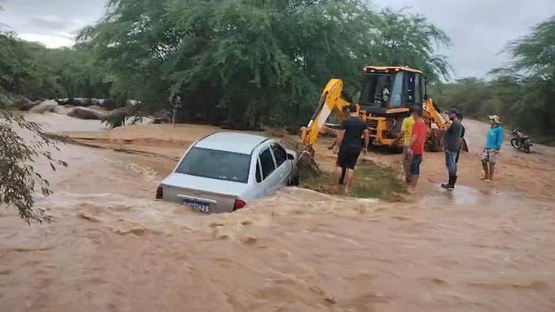 Carro é arrastado por correnteza após fortes chuvas na região de Lavandeira, em Catingal