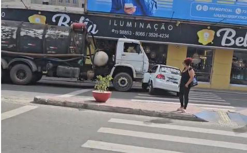 Caminhão-tanque arrasta carro de aplicativo no centro de Jequié