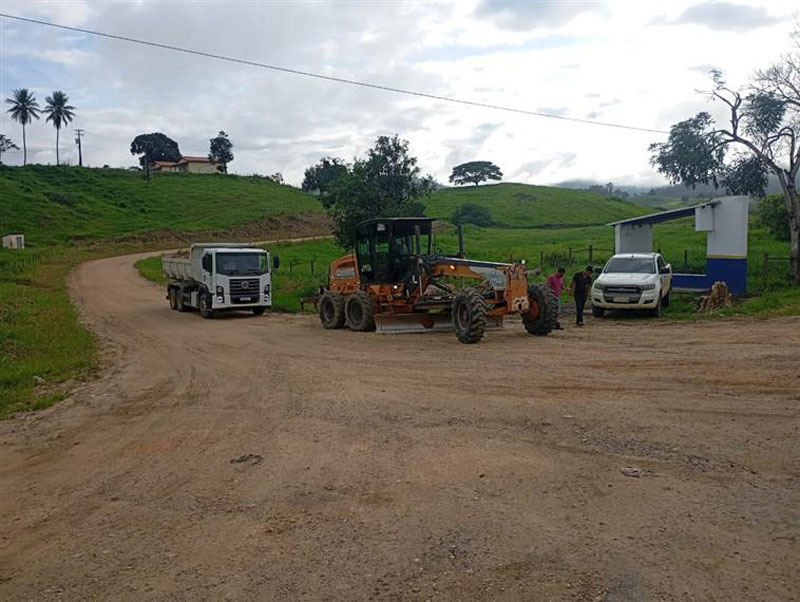 Prefeitura de Jitaúna intensifica trabalho de patrolamento das estradas rurais; Santa Terezinha é concluída