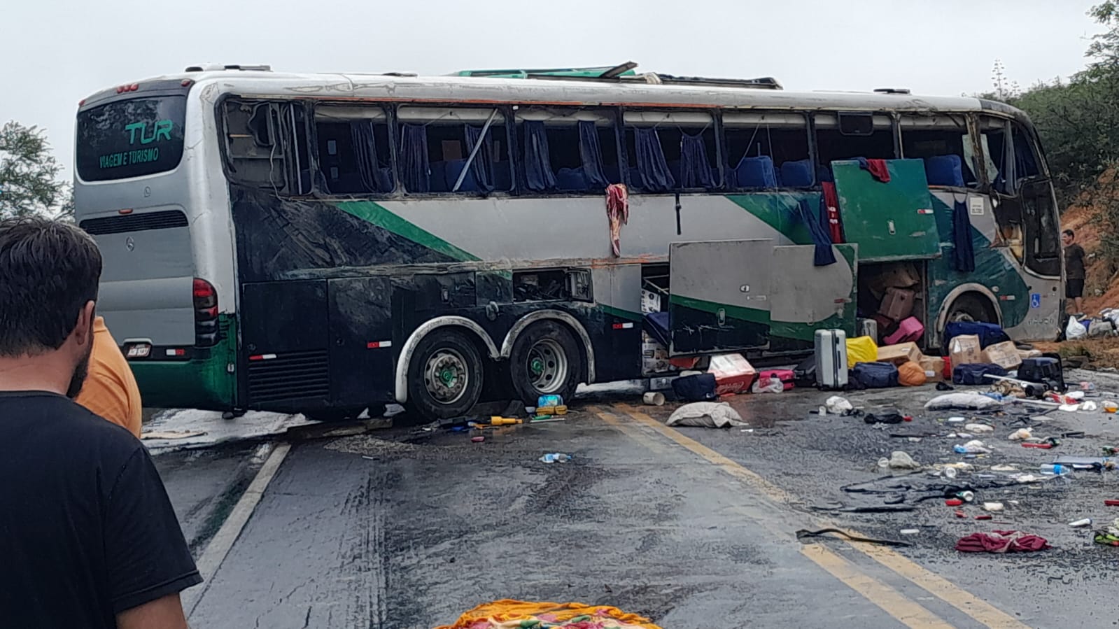Tombamento de ônibus na BR-116 deixa um morto e 11 feridos em Irajuba