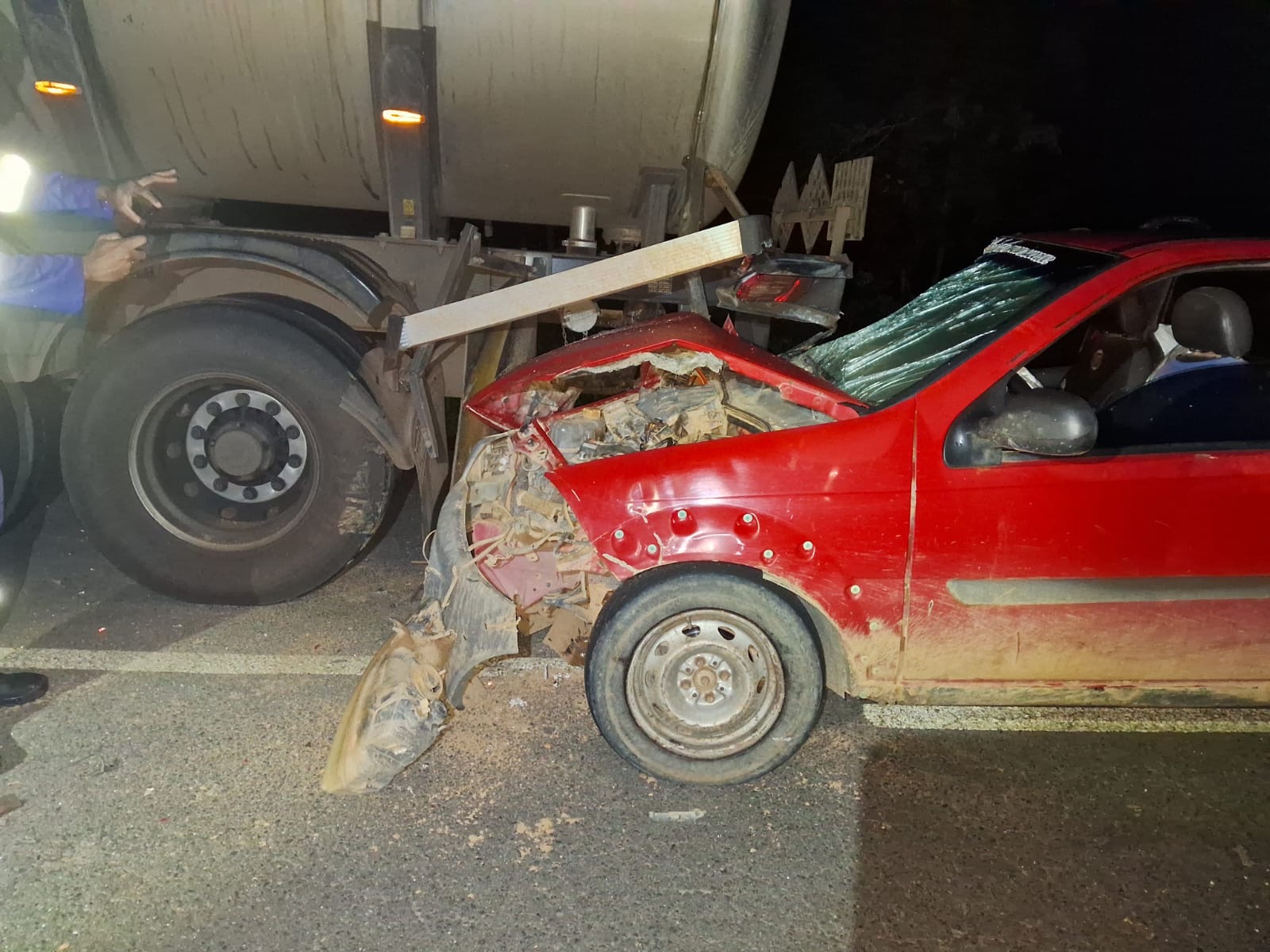 Colisão na BA-026 deixa dois feridos após caminhonete atingir carreta parada em Nova Itarana