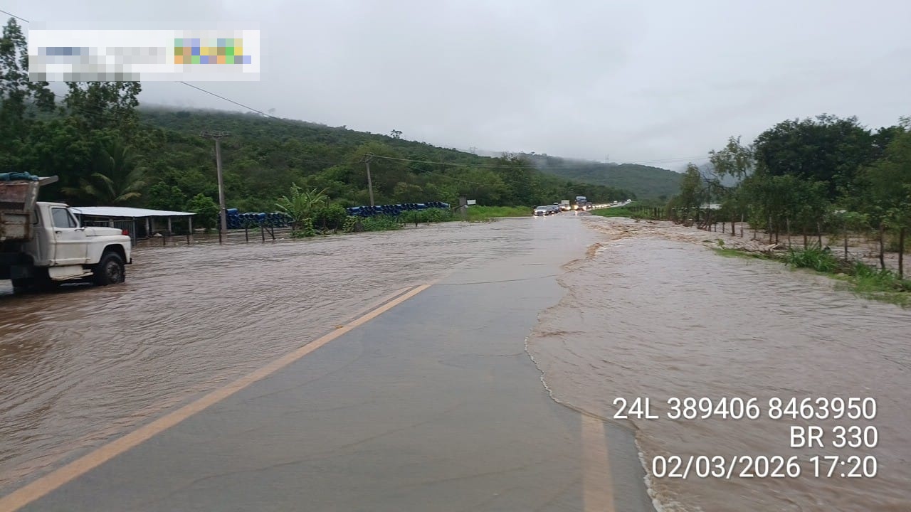 BR-330 foi interditada entre Jequié e Jitaúna após forte chuva