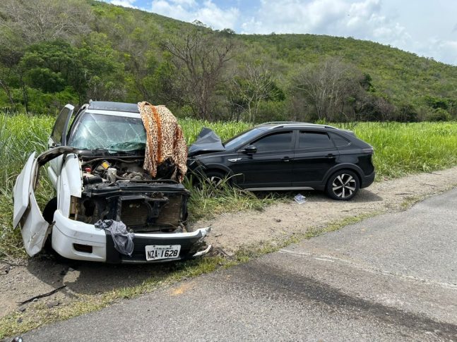 Colisão frontal na BR-116, em Jaguaquara, deixa uma pessoa morta e três feridas