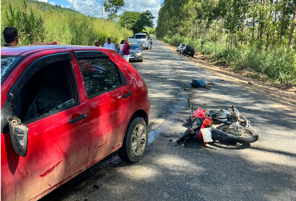 Colisão frontal deixa um morto e dois feridos na BA-650, entre Ipiaú e Itagibá