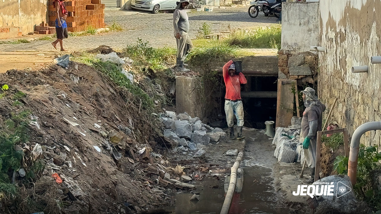 Prefeitura de Jequié amplia sistema de drenagem com construção do canal pluvial na Manga de Elza
