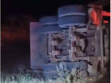 Caminhão tomba e pega fogo na BA-250 entre Itaquara e o distrito de Agência