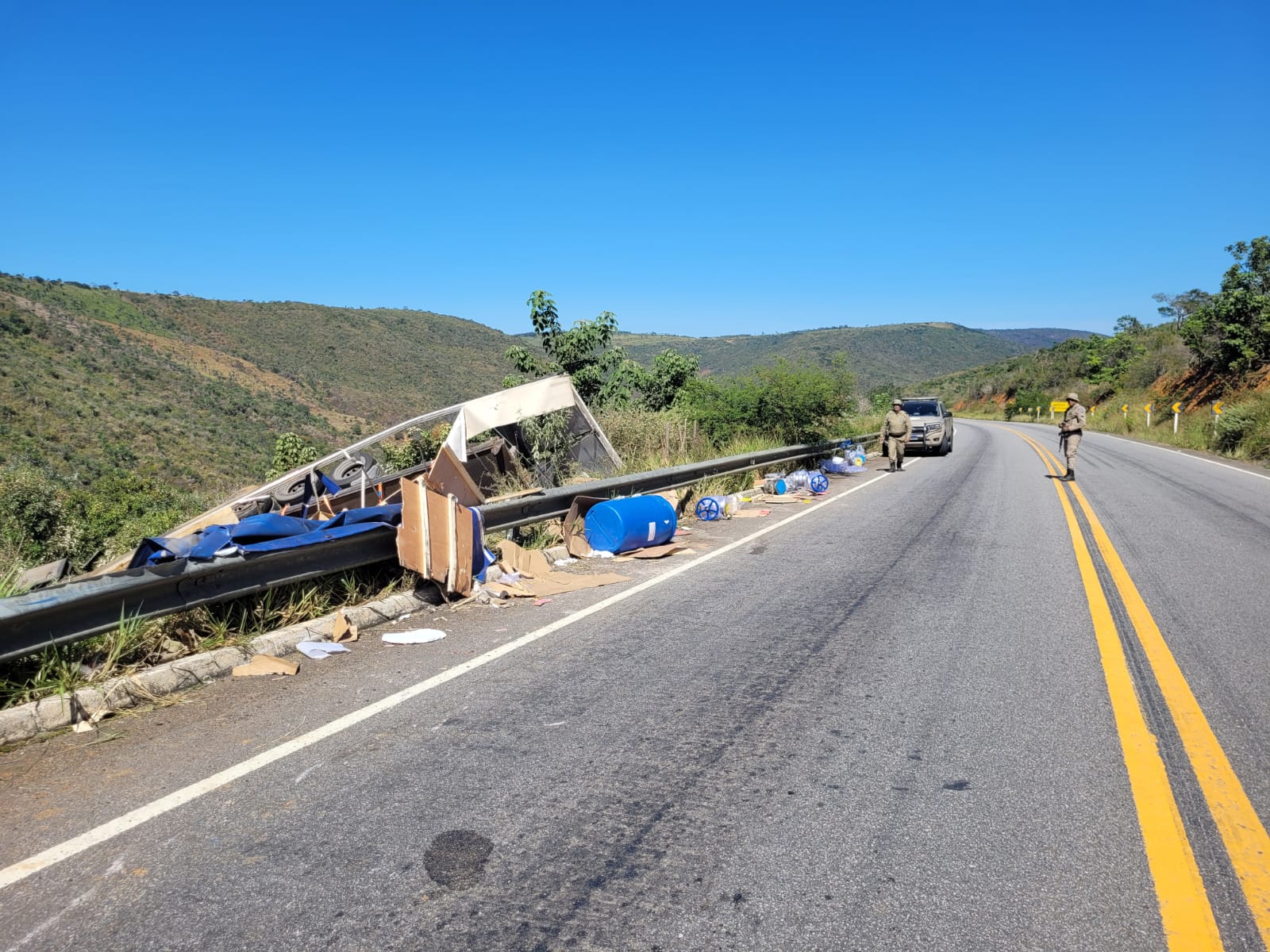 Motorista fica ferido após carreta capotar na BA-026, entre Maracás e Contendas do Sincorá Motorista fica ferido após carreta capotar na BA-026, entre Maracás e Contendas do Sincorá