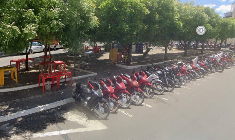 Gutinha defende a revitalização da Praça em frente ao Prado Valadares