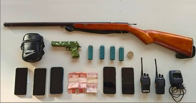 Polícia Militar prende quatro suspeitos e apreende arma, simulacro e motocicleta adulterada em Jaguaquara Polícia Militar prende quatro suspeitos e apreende arma, simulacro e motocicleta adulterada em Jaguaquara