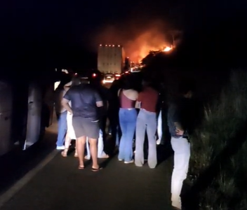 Caminhão pega fogo e interdita totalmente a BR-116 em Jaguaquara