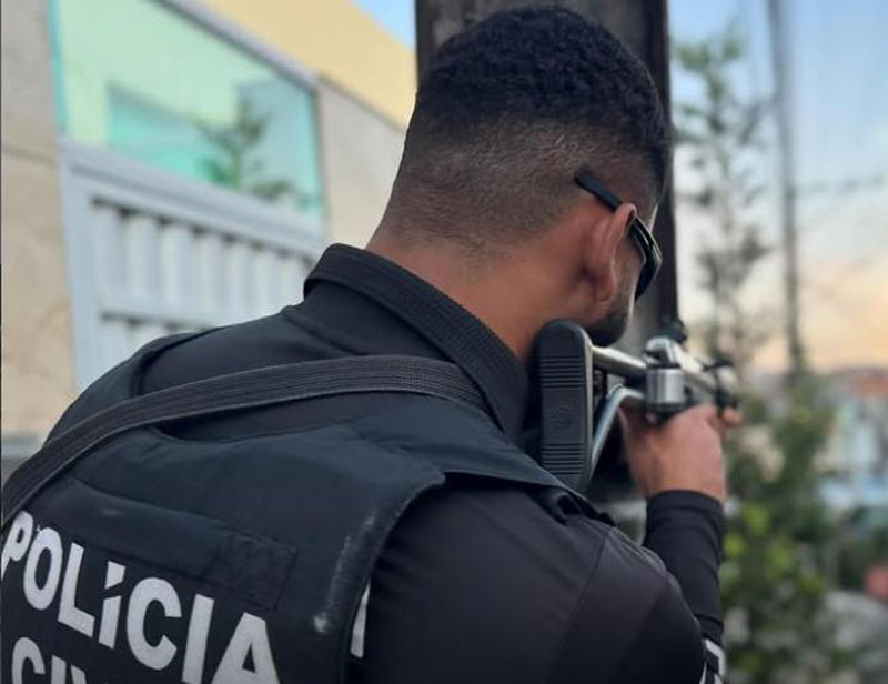 Homem se passou por prestador de serviço, rendeu a babá e roubou cofre com joias e dinheiro Homem se passou por prestador de serviço, rendeu a babá e roubou cofre com joias e dinheiro